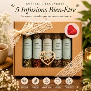 Puede incluir: Un juego de regalo con cinco infusiones de hierbas en una caja de cartón atada con una cinta de encaje color crema. Los viales de vidrio contienen mezclas de té etiquetadas como "Relax Total", "Fruits Grenades", "Chocolat banane", "cerise sureau" y "digestive".