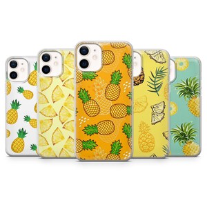 Puede incluir: Cinco fundas para teléfono con diseños de piñas. Las fundas presentan piñas enteras, rodajas de piña y hojas tropicales en amarillo, verde y blanco. Las fundas están diseñadas para un teléfono inteligente.