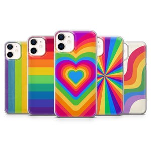 Puede incluir: Una colección de cinco fundas transparentes para teléfono con diseños de arcoíris vibrantes. Los diseños incluyen rayas verticales, rayas horizontales, una forma de corazón, una explosión radial y un patrón ondulado. Las fundas son de material transparente.