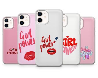 Pode incluir: Uma coleção de cinco capas de telemóvel em tons de rosa e branco, cada uma com um design único. As capas apresentam as palavras "Girl Power" em vermelho, um beijo de batom vermelho e uma pistola de brinquedo rosa com o texto "Fight Like a Girl".