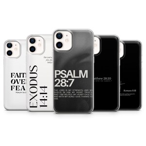 Może przedstawiać: Kolekcja etui na telefony z różnymi wzorami i tekstami. Etui zawierają frazy takie jak "FAITH OVER FEAR" oraz wersety biblijne, takie jak Psalm 28:7 i Wyjścia 14:14. Etui są w kolorze czarno-białym.