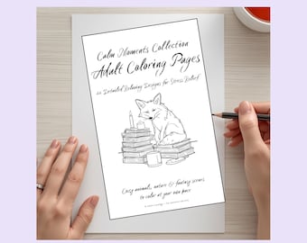 Può includere: Un libro da colorare per adulti bianco intitolato "Calm Moments Collection" con un'illustrazione di una volpe. Il libro presenta 20 disegni rilassanti dettagliati per alleviare lo stress. La copertina include anche il testo "Animali accoglienti, scene naturali e fantasy da colorare al tuo ritmo."