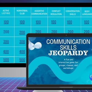 Op de afbeelding: Een computermonitor en een laptop tonen een teal-kleurig spelbord met de titel "COMMUNICATION SKILLS JEOPARDY". De spelcategorieën omvatten "Active Listing" en "Nonverbal Club".