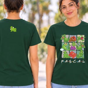 Könnte beinhalten: Ein dunkelgrünes Kurzarm-T-Shirt mit einer kleinen grünen Chamäleon-Grafik auf der Rückseite. Die Vorderseite zeigt ein Raster aus neun bunten Chamäleon-Illustrationen mit dem Text P.A.S.C.A.L., gedruckt in weißen Buchstaben mit farbigen Punkten dazwischen.