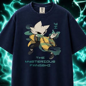 Peut inclure: T-shirt bleu marine avec un personnage de dessin animé vêtu d'une tenue jaune et noire avec un visage blanc. Le t-shirt porte l'inscription "THE MYSTERIOUS FANGSHI" en bleu. Le fond présente un motif vert d'eau lumineux.