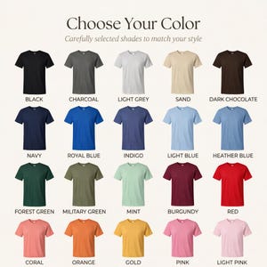 Może przedstawiać: Wyb&oacute;r koszulek z kr&oacute;tkim rękawem w r&oacute;żnych kolorach, w tym czarnym, granatowym i czerwonym. Obraz zawiera tekst "Choose Your Color" oraz nazwy kolor&oacute;w takie jak "Charcoal" i "Light Grey".