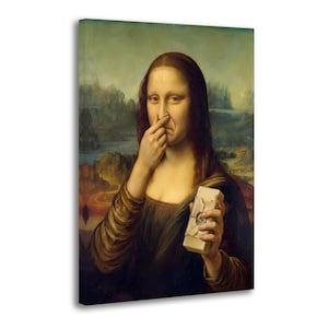 Op de afbeelding: Een canvas print van de Mona Lisa, met een humoristische twist. Het onderwerp knijpt in haar neus en houdt een blok met een klokontwerp vast. De achtergrond toont een landschap met gedempte kleuren, wat een uniek kunstwerk creëert.
