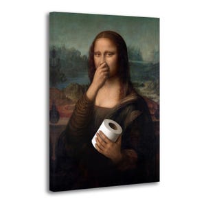 Könnte beinhalten: Leinwanddruck der Mona Lisa, die eine Rolle Toilettenpapier hält und sich die Nase zuhält. Der Hintergrund zeigt eine Landschaft mit gedämpften Grün- und Brauntönen. Die Mona Lisa trägt ein dunkles Kleid.