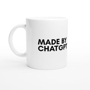 Peut inclure: Mug en céramique blanche avec une anse incurvée. Le mug porte l'inscription "MADE BY CHATGPT" en lettres noires grasses. Le mug est conçu pour les boissons chaudes ou froides.