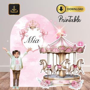 Op de afbeelding: Een roze en wit carrouselontwerp met drie witte paarden, roze zadels en een gestreepte luifel. Het woord "Mia" staat op de carrousel en op een roze achtergrond. Het woord "Printable" staat rechtsboven.