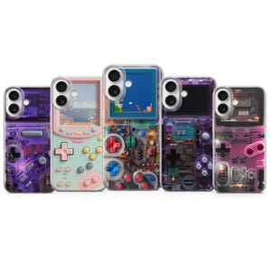 Op de afbeelding: Vijf telefoonhoesjes met een retro videogame-ontwerp. De hoesjes hebben verschillende kleuren, waaronder paars, roze en blauw, met zichtbare interne circuits en knoppenindelingen van gamecontrollers. Elke hoes heeft een uitsparing voor een camera met dubbele lens.