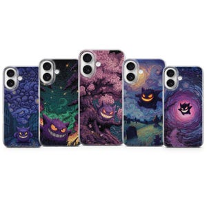 Op de afbeelding: Vijf telefoonhoesjes met unieke ontwerpen. Elke hoes heeft een andere artistieke illustratie van een paars stripfiguur. De achtergronden zijn onder meer een sterrennacht, een begraafplaats en een boom met roze bloesems.