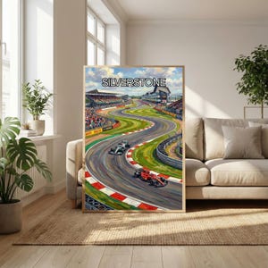 Puede incluir: Un grabado enmarcado del circuito de Silverstone, con dos coches de Fórmula 1 compitiendo. El grabado tiene la palabra "Silverstone" en la parte superior. La pista está rodeada de hierba verde y gradas.