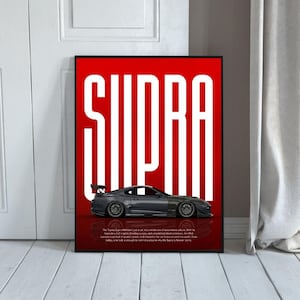 Puede incluir: Póster enmarcado con un coche deportivo gris y la palabra "SUPRA" en blanco sobre un fondo rojo. El póster incluye texto que detalla las características del coche. El coche se refleja en la superficie brillante.