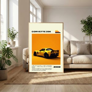 Könnte beinhalten: Gerahmtes Poster mit einem gelben Corvette Z06 Sportwagen vor orangefarbenem Hintergrund. Der Postertext lautet "CORVETTE Z06" und "2008". Das Auto ist abgewinkelt, um sein Design zu zeigen. Das Poster befindet sich in einem Wohnzimmer.