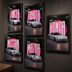 Könnte beinhalten: Fünf gerahmte Wandbilder mit weißen Sportwagen aus den Jahren 1989 bis 2015. Jeder Druck zeigt den Modellnamen, das Jahr und einen großen pinken Kreis. Die Sammlung umfasst Fahrzeuge der Marken Lancer, Toyota, Honda, Nissan und Mazda.