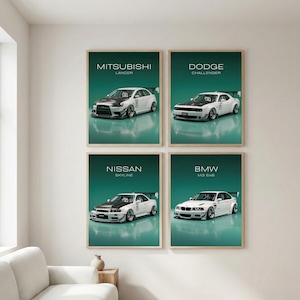 Può includere: Quattro stampe di auto incorniciate con una Mitsubishi Lancer, Dodge Challenger, Nissan Skyline e BMW M3 E46. Ogni stampa mostra un'auto bianca con dettagli neri su sfondo verde acqua. I modelli di auto sono etichettati in bianco.