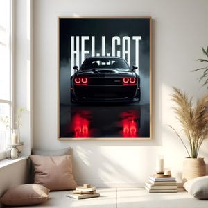 Può includere: Stampa incorniciata di un'auto sportiva nera con la scritta "HELLCAT" in bianco. I fari e i fanali posteriori rossi dell'auto si riflettono sulla superficie lucida. L'immagine è ambientata su uno sfondo scuro e fumoso.