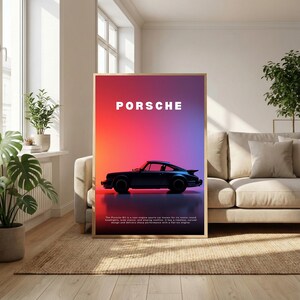 Könnte beinhalten: Gerahmtes Poster mit einer schwarzen Porsche-Sportwagen-Silhouette vor einem lebendigen Farbverlauf aus Rot, Orange und Lila. Das Wort "PORSCHE" ist oben in Weiß dargestellt. Das Poster wird in einem Wohnzimmer gezeigt.