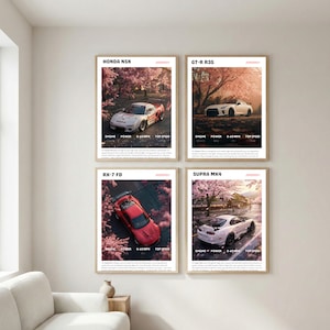 Puede incluir: Cuatro pósteres de coches enmarcados con un Honda NSX, GT-R R35, RX-7 FD y Supra MK4. Cada póster tiene una imagen de coche con texto como "ENGINE", "POWER", "0-60 MPH" y "TOP SPEED". El fondo muestra cerezos en flor.