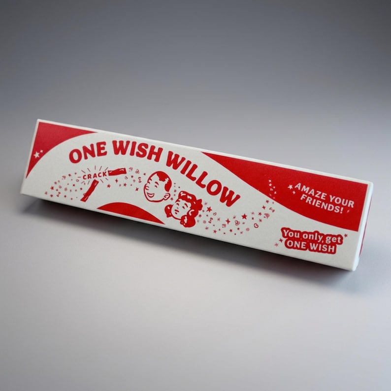 Puede incluir: Una caja rectangular blanca con detalles en rojo que presenta el texto ONE WISH WILLOW. El dise&ntilde;o incluye ilustraciones de dos rostros, peque&ntilde;as estrellas y las frases AMAZE YOUR FRIENDS y You only, get ONE WISH, junto a la palabra CRACK.
