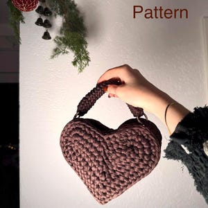 Crochet pattern for a heart-shaped bag (basic version) – Dirndl & Oktoberfest bag – VALÉNA Heartbag