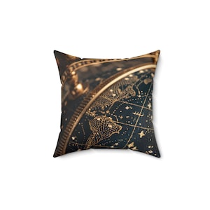 Peut inclure: Un coussin carré présentant un fond bleu marine foncé avec un motif de carte céleste doré. L'impression affiche des constellations complexes, des cartes stellaires et des lignes courbes, créant un motif astronomique détaillé sur le tissu.