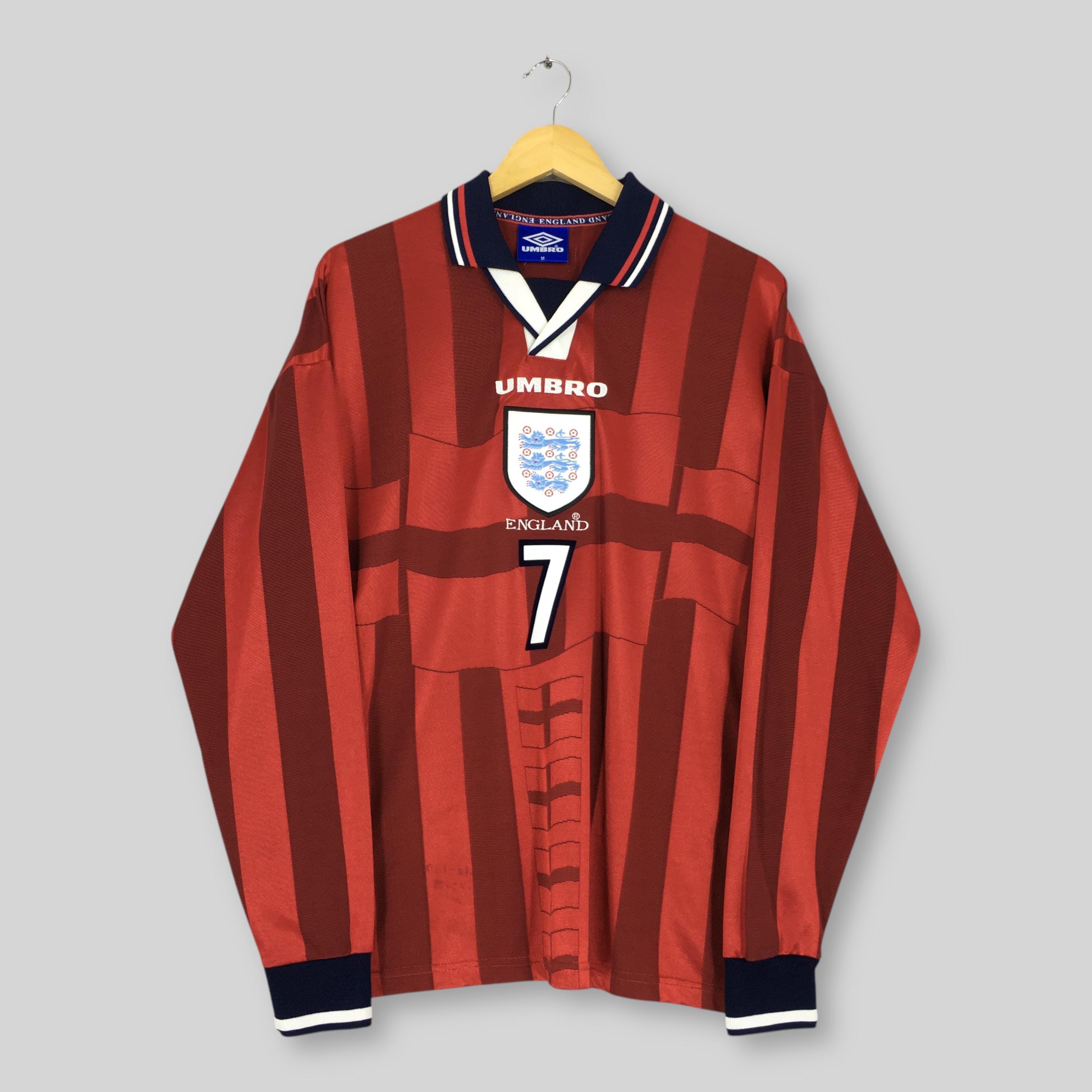 V*u様 UMBRO England サッカーユニフォーム レッド Mサイズ Vintage Umbro England 1997-1999 Away Football Jersey Medium Umbro