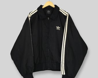 Giacca vintage Adidas Trifoglio nera con cerniera, grande logo Adidas ricamato, giacca casual Adidas, giacca a vento Adidas, giacca retrò Adidas, taglia L