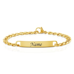 Könnte beinhalten: Ein goldfarbenes Armband mit einem Curb-Ketten-Design. Das Armband hat eine rechteckige Platte mit dem Wort "Name" in schwarzer Schrift eingraviert. Das Armband hat einen Karabinerverschluss.