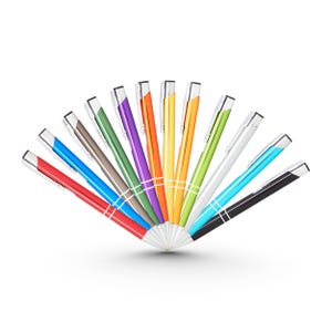 Könnte beinhalten: Eine Sammlung farbiger Stifte, fächerförmig angeordnet. Die Stifte haben verschiedene Farben, darunter Rot, Blau, Grün, Lila, Orange, Gelb und Schwarz. Jeder Stift hat einen silbernen Clip und eine transparente Spitze.