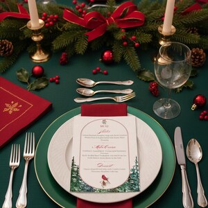 Peut inclure: Mise en place festive pour un d&icirc;ner de No&euml;l. Nappe verte, assiettes blanches, serviettes rouges. Couverts argent&eacute;s, verres &agrave; vin et bougies allum&eacute;es. Menu avec sc&egrave;ne hivernale sur l'assiette.