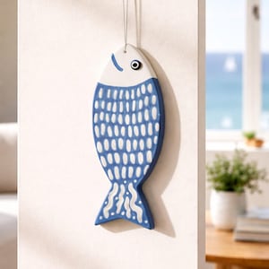 Pez de cerámica hecho a mano para colgar en la pared, decoración mediterránea costera azul.