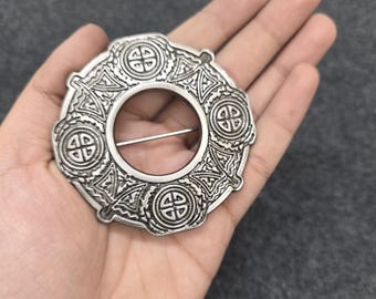 Silver Celtic Cross Kilt Brooch – Traditional Scottish Plaid Pin for Fly Plaid – Knotwork Shoulder Brooch – Highland Wear Accessory