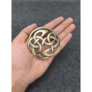 Skotsk Kilt Fly Rutig Brosch – Handgjord Keltisk Knutbroscherad Skärpnål för Herr & Dam, Antik Finish Tartan Rutig Brosch (7,5 x 7,5 cm)