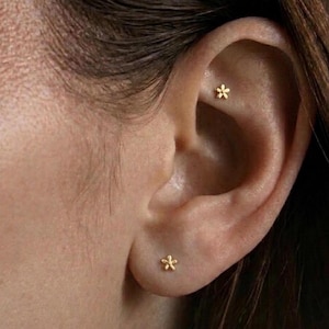 Puede incluir: Juego de tres tazas de cerámica con acabado mate moteado. Las tazas son de color crema, gris claro y gris oscuro. Cada taza tiene un diseño simple y minimalista, ideal para café o té.