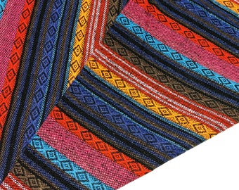 Könnte beinhalten: Mehrfarbiger Stoff mit einem gestreiften und geometrischen Muster. Der Stoff ist mit einer Vielzahl von Farben gewebt, darunter Rot, Orange, Gelb, Blau und Braun.
