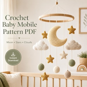 Pode incluir: Um padrão de crochê para móbile de bebê em PDF com o texto Crochet Baby Mobile Pattern PDF, Moon, Stars, Clouds e Instant Download. O móbile tem um aro de madeira com luas, estrelas, nuvens e esferas de crochê em amarelo, branco e verde.