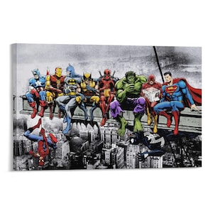 Könnte beinhalten: Leinwanddruck mit einer Gruppe von Superhelden, darunter Captain America, Iron Man und Superman, die auf einem Stahlträger sitzen. Der Hintergrund zeigt eine schwarz-weiße Stadtlandschaft mit kopfüber hängendem Spider-Man.