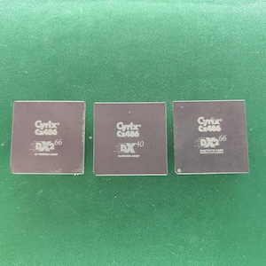 Könnte beinhalten: Drei quadratische, schwarze Computerprozessoren, die horizontal angeordnet sind. Jeder Chip trägt einen weißen Aufdruck mit der Aufschrift Cyrix Cx486 sowie die Modellbezeichnungen DX2 66, DX 40 und DX2 66 und weitere kleine alphanumerische Codes.