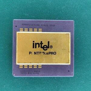 Könnte beinhalten: Ein quadratischer Intel Pentium Pro Computerprozessor mit einer zentralen goldfarbenen rechteckigen Platte mit dem schwarzen Text 'intel' und 'PENTIUM PRO'. Das dunkelviolette Substrat enthält den Text 'KB80521EX200 SY032 256K' und 'L6527344-0896 INTEL '94 '95'.