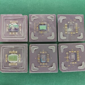 Könnte beinhalten: Sechs quadratische, dunkelviolette Computerprozessoren, angeordnet in zwei Reihen zu je drei Stück. Jeder Prozessor verfügt über einen zentralen rechteckigen Chip, kleine goldfarbene oberflächenmontierte Bauteile und vier graue Eckpads.