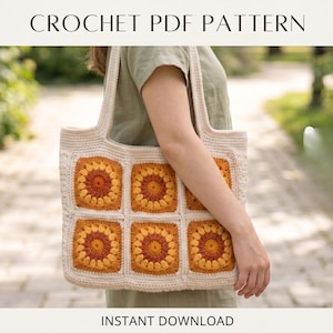 Könnte beinhalten: Eine cremefarbene Häkeltasche mit Sonnenblumenmuster. Die Tasche hat sechs quadratische Paneele mit orangefarbenen und gelben Blumenmustern. Der Text "CROCHET PDF PATTERN" und "INSTANT DOWNLOAD" sind sichtbar.