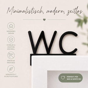 Könnte beinhalten: Ein schwarzes WC-Schild aus Metall mit einer flachen Basis, die auf der Oberkante eines Türrahmens aufliegt. Das Schild zeigt die Buchstaben W und C in einer serifenlosen Schrift. Der Hintergrund enthält deutschen Text und Symbole zu Produktmerkmalen.
