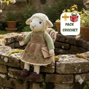 Può includere: Una bambola di pecora all'uncinetto, vestita con una maglia verde e un vestito marrone con dettagli di foglie, che tiene in mano una lumaca e una busta. La bambola è seduta su un muro di pietra. L'immagine include il testo "PACK CROCHET".