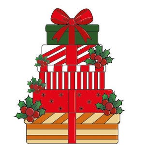 Op de afbeelding: Een stapel van vier cadeau dozen in verschillende kleuren, waaronder groen, rood en bruin. Elke doos is versierd met een rood lint en strik. Hulst en bessen sieren de zijkanten, wat een feestelijk thema creëert.