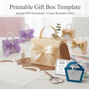 Può includere: Modelli di scatole regalo stampabili. L'immagine mostra scatole assemblate in crema, rosa e blu, con manici di perle e fiocchi di nastro. Il testo recita "Printable Gift Box Template" e "Instant PDF Download - Create Beautiful Gifts!"