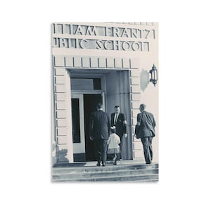 Könnte beinhalten: Schwarz-Weiß-Fotografie eines Schuleingangs mit dem Text "WILLIAM FRANTZ PUBLIC SCHOOL" über der Tür. Mehrere Personen in Anzügen und ein junges Mädchen betreten das Gebäude.