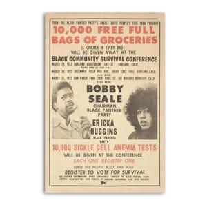 Peut inclure: Affiche vintage du Black Panther Party annonçant un programme de nourriture gratuite et des tests de la drépanocytose. L'affiche présente Bobby Seale et Ericka Huggins, avec du texte rouge et noir sur fond crème.