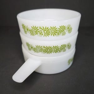 Peut inclure: Ensemble de trois mugs en céramique avec une finition mate et mouchetée. Les tasses sont de couleur crème, gris clair et gris foncé. Design simple et minimaliste, parfait pour le café ou le thé.